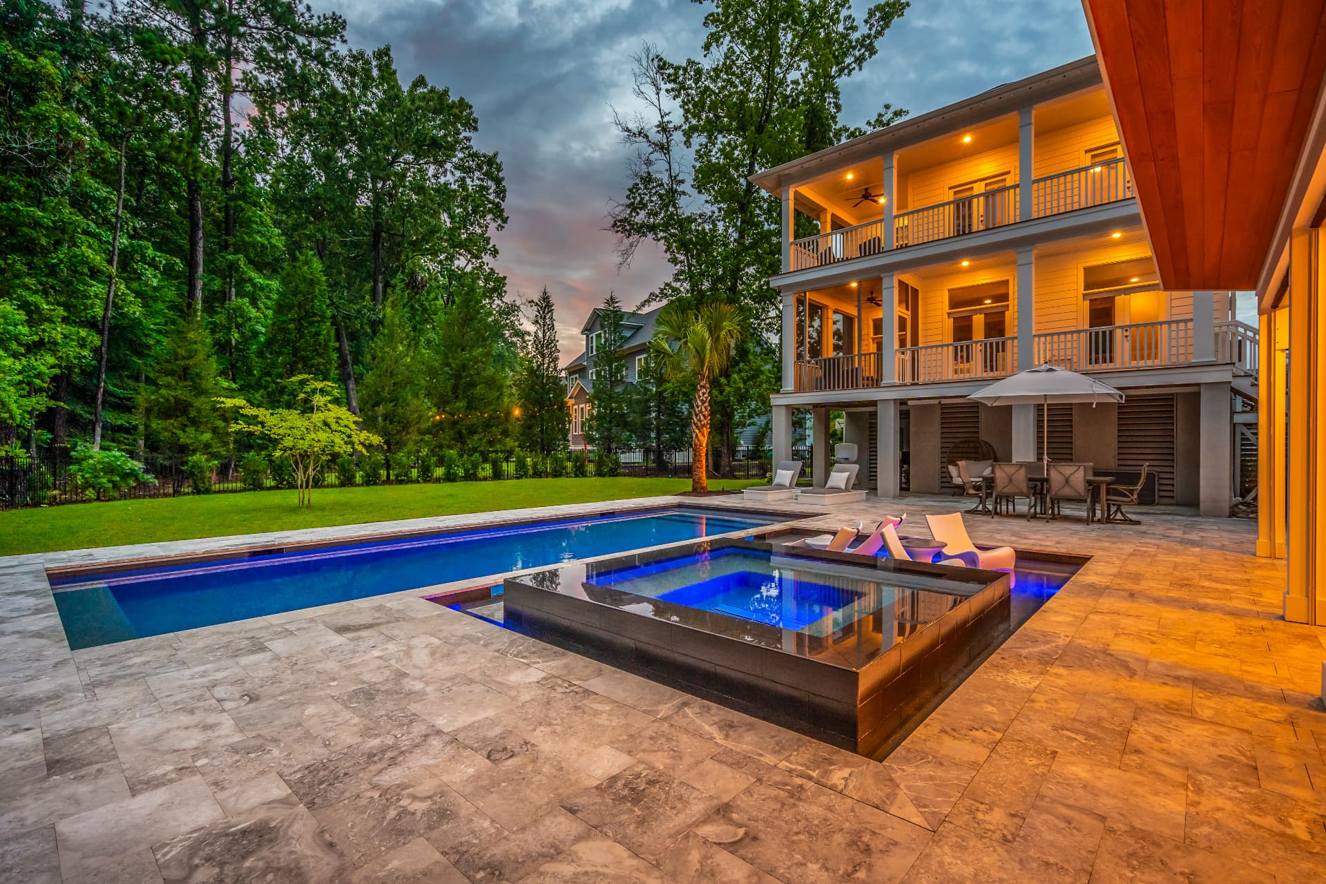 Raised spa, travertine deck, Heritage Pools project